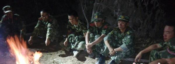 8月5日晚,受困官兵等待天亮以后的救援。 8月5日晚,受困官兵等待天亮以后的救援。