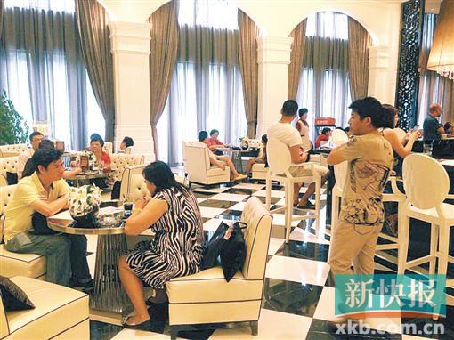 昨天雖是工作日,但南海區某樓盤客流不少。 昨天雖是工作日,但南海區某樓盤客流不少。