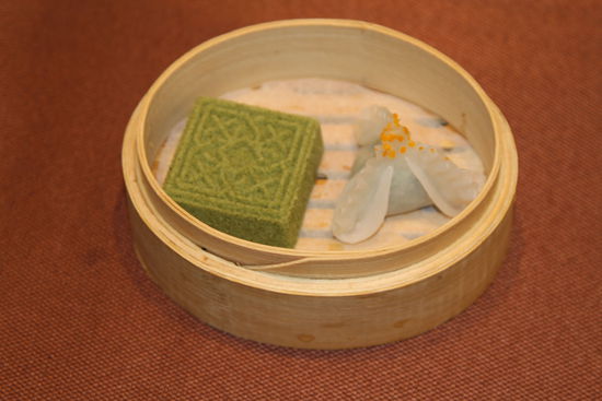 金陵茶香方糕和狀元餃。 花惠生 供圖