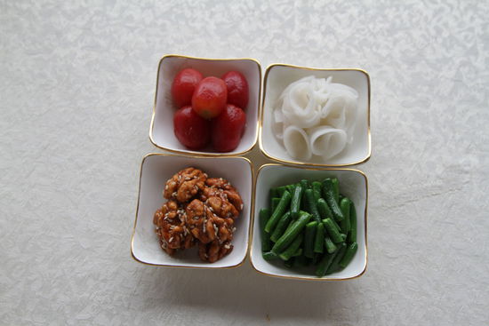 四調味：圣女果、蓮藕、核桃仁、小黃瓜。 花惠生 供圖