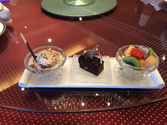 西點水果拼盤、巧克力布朗尼、冰淇淋。 花惠生