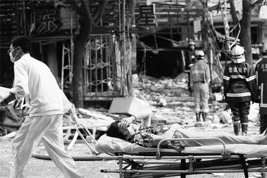 北京一小區(qū)居民樓今晨爆燃 8人受傷1人死亡(圖) 北京一小區(qū)居民樓今晨爆燃 8人受傷1人死亡(圖)