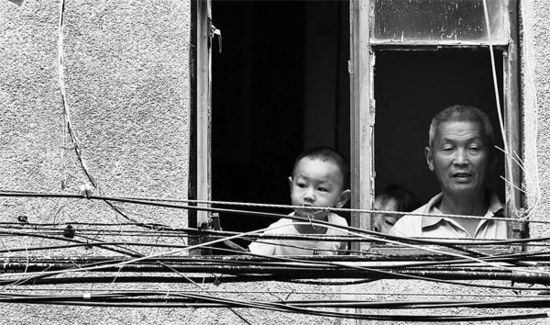 北京一小區(qū)居民樓今晨爆燃 8人受傷1人死亡(圖) 北京一小區(qū)居民樓今晨爆燃 8人受傷1人死亡(圖)