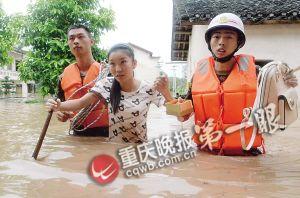 長壽區(qū),消防官兵搜救被困群眾。 長壽區(qū),消防官兵搜救被困群眾。