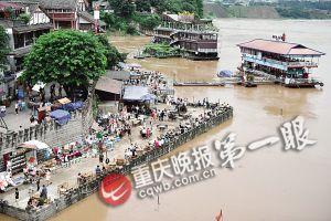 沙坪壩區(qū)磁器口,江水逼近休閑平臺(tái)。 沙坪壩區(qū)磁器口,江水逼近休閑平臺(tái)。