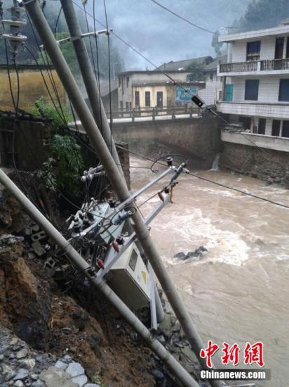 9日以來，陜西省鎮巴縣持續出現強秋淋天氣，21鎮不同程度受災，電力、交通、移動通訊一度中斷。