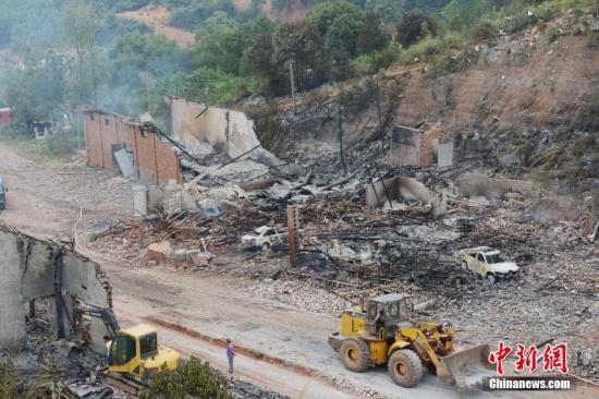 9月23日上午，花炮廠清理工作正在進行，山谷內的廠房已被爆炸夷為平地。中新社發 楊華峰 攝