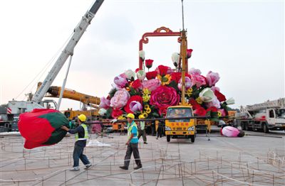 吊裝現場。昨晚,天安門立體主花壇“祝福祖國”完工,今天起供游人參觀。 吊裝現場。昨晚,天安門立體主花壇“祝福祖國”完工,今天起供游人參觀。