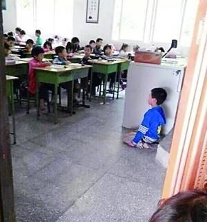 傳小學生被老師逼下跪 調查稱學生主動下跪(圖) 傳小學生被老師逼下跪 調查稱學生主動下跪(圖)