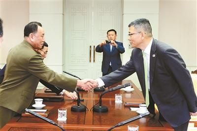 10月15日,韓國國防部國防政策室室長柳濟升和朝鮮人民武裝力量部偵查總局局長金英哲分別率團出席板門店 10月15日,韓國國防部國防政策室室長柳濟升和朝鮮人民武裝力量部偵查總局局長金英哲分別率團出席板門店