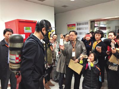 昨天，地鐵4號線北京南站站，地鐵工作人員為人大代表演示應急氧氣瓶佩戴方式。新京報記者