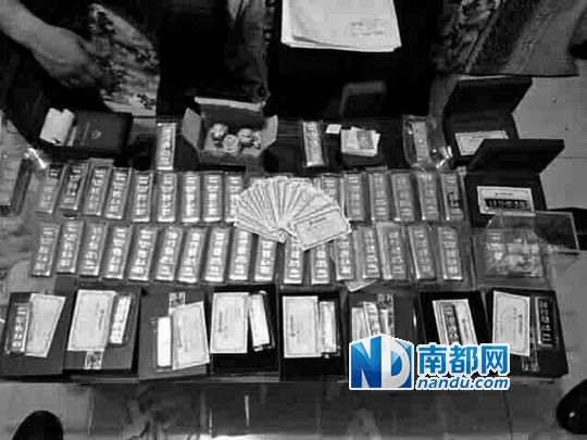 馬超群家中金條清點現場。 馬超群家中金條清點現場。