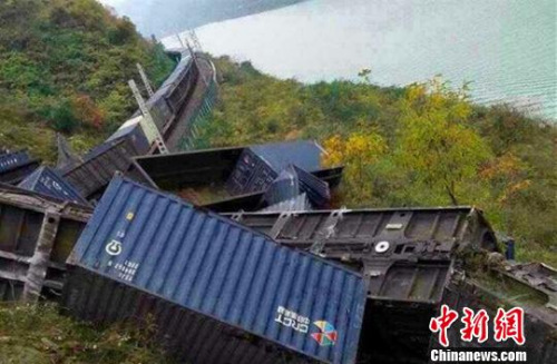 圖為脫軌現(xiàn)場。通訊員 毛毛 攝 圖為脫軌現(xiàn)場。通訊員 毛毛 攝