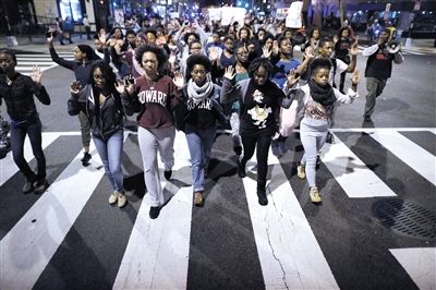 24日,美國(guó)華盛頓,民眾在白宮前參加示威,抗議不起訴槍殺黑人青年的白人警察。 24日,美國(guó)華盛頓,民眾在白宮前參加示威,抗議不起訴槍殺黑人青年的白人警察。