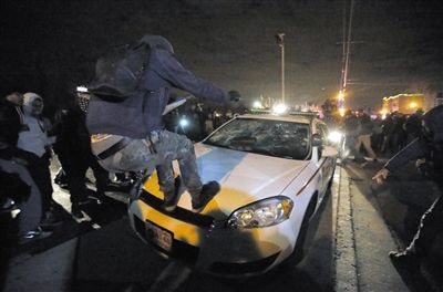 11月24日,圣路易斯市,示威者得知涉案警察被免予起訴消息后表達(dá)不滿。 11月24日,圣路易斯市,示威者得知涉案警察被免予起訴消息后表達(dá)不滿。