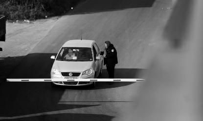 曝西安某路口被設(shè)卡收"掉頭費(fèi)" 收費(fèi)3至4元 曝西安某路口被設(shè)卡收"掉頭費(fèi)" 收費(fèi)3至4元