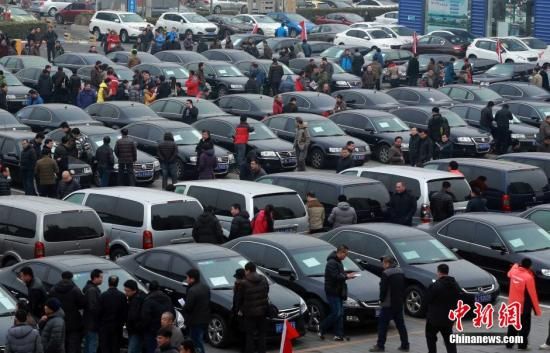 2015年1月25日，首批國家和中央機關取消的公務用車在北京亞運村汽車交易市場拍賣。106輛公務用車