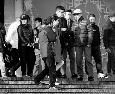 彩排后，高曉攀、尤憲超和不知名女演員聆聽馮鞏總結訓話