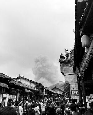 成都龍泉驛區洛帶古鎮的游客拍到爆炸瞬間濃煙滾滾。 成都龍泉驛區洛帶古鎮的游客拍到爆炸瞬間濃煙滾滾。