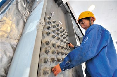 工人在內(nèi)部安裝鋼結(jié)構(gòu)。