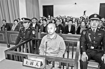 4月14日，趙志紅（前中）在庭審現場 供圖/新華社