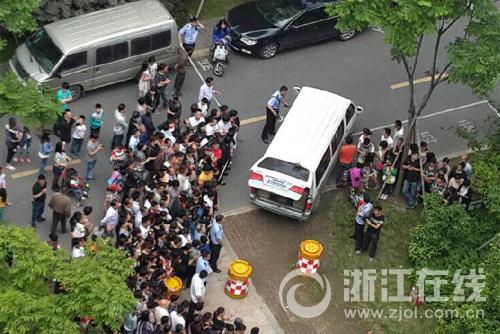 杭州余杭一小區發生血案 14歲男孩被繼母砍死 杭州余杭一小區發生血案 14歲男孩被繼母砍死