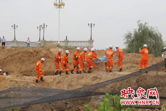 12點07分,又一人被抬出 12點07分,又一人被抬出