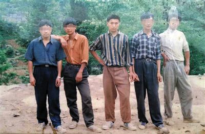 一次外出打工前，田仁信（中）與村里的伙伴合影。田仁信親屬供圖