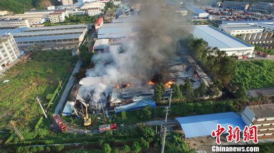 福建永安一紡織廠發生火災 現場黑煙蘑菇云沖天