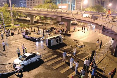 路虎沖下國(guó)貿(mào)橋砸中一輛起亞轎車(chē),橋上厚達(dá)幾十厘米的水泥護(hù)欄被撞斷,碎石四處散落,數(shù)十群眾在現(xiàn)場(chǎng)圍觀。 路虎沖下國(guó)貿(mào)橋砸中一輛起亞轎車(chē),橋上厚達(dá)幾十厘米的水泥護(hù)欄被撞斷,碎石四處散落,數(shù)十群眾在現(xiàn)場(chǎng)圍觀。