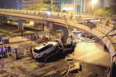 路虎車(chē)被扶正后,救援車(chē)將其拖離現(xiàn)場(chǎng)。 路虎車(chē)被扶正后,救援車(chē)將其拖離現(xiàn)場(chǎng)。