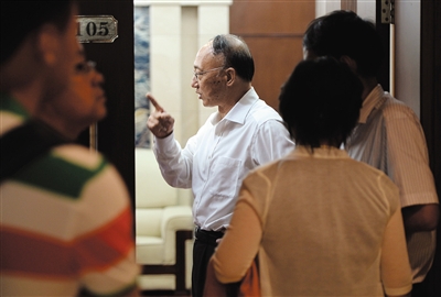 劉鵬局長走出會場。昨日的足球改革發展工作會議上，國家體育總局為中國足球“開了一扇門”。