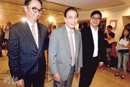 四叔李兆基(中)、長(zhǎng)子李家杰(左)及次子李家誠(chéng) 四叔李兆基(中)、長(zhǎng)子李家杰(左)及次子李家誠(chéng)