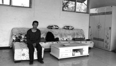 交完彩禮錢,牛志忠?guī)缀跎頍o分文,家里的沙發(fā)、茶幾、衣柜都是凌光輝買的。京華時報記者張恒攝 交完彩禮錢,牛志忠?guī)缀跎頍o分文,家里的沙發(fā)、茶幾、衣柜都是凌光輝買的。京華時報記者張恒攝