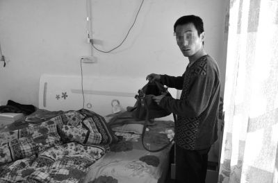 牛志忠翻看凌光輝留下的挎包。京華時報記者張恒攝 牛志忠翻看凌光輝留下的挎包。京華時報記者張恒攝