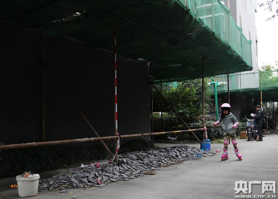 成都一小區外墻掉渣居民樓掛條幅:區長您敢住嗎 成都一小區外墻掉渣居民樓掛條幅:區長您敢住嗎