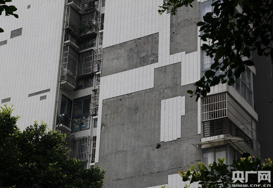 成都一小區外墻掉渣居民樓掛條幅:區長您敢住嗎 成都一小區外墻掉渣居民樓掛條幅:區長您敢住嗎