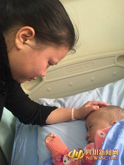 徐女士看著睡著的兒子,心里為手術費發愁 徐女士看著睡著的兒子,心里為手術費發愁