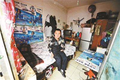 早晨收拾停當后，李大鵬準備前往地鐵賣藝