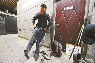 只有在賣藝時，李大鵬才會換上破舊的衣服