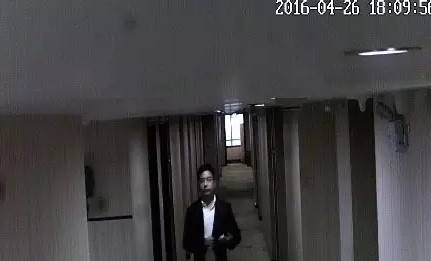 疑似肖明離開酒店的監控錄像截圖