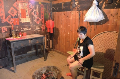 邱巧媚經常一個人坐在屋里發呆。本版圖片京華時報記者 韓林君 攝