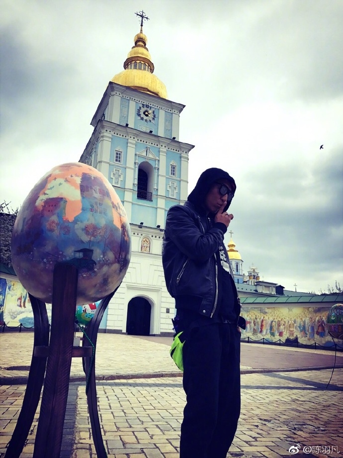 陳羽凡微博曬照,照片中做出閉嘴的手勢