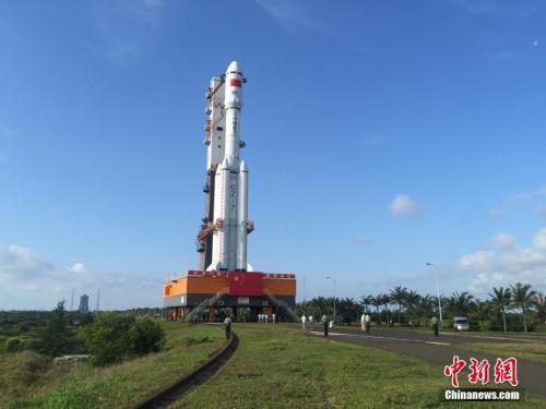 4月17日7時30分，承載著長征七號遙二運載火箭與天舟一號貨運飛船組合體的活動發射平臺，垂直轉運至發射區，標志著“天舟一號”飛行任務正式進入發射階段。閆寧 攝