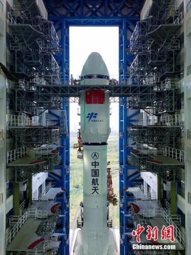 垂直轉運的順利完成，標志著“天舟一號”飛行任務正式進入發射階段。張文軍 攝