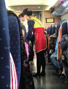 高鐵盒飯價格過高問題，近年來已成為社會熱點話題。高鐵盒飯價格緣何居高不下呢？究竟是盒飯企業壟斷化經營，還是盒飯的成本高？這都需要高鐵相關部門公開透明，算出明細賬。