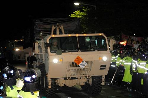 在1000多名警察的護衛下，薩德系統被運到星州的高爾夫球場圖據網絡