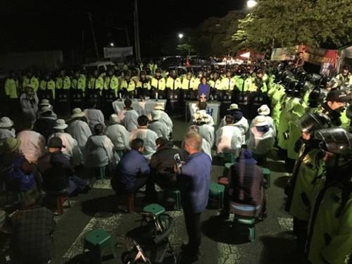 在把薩德搬運到星州高爾夫球場過程中，當地居民和警察發生對抗沖突圖據網絡