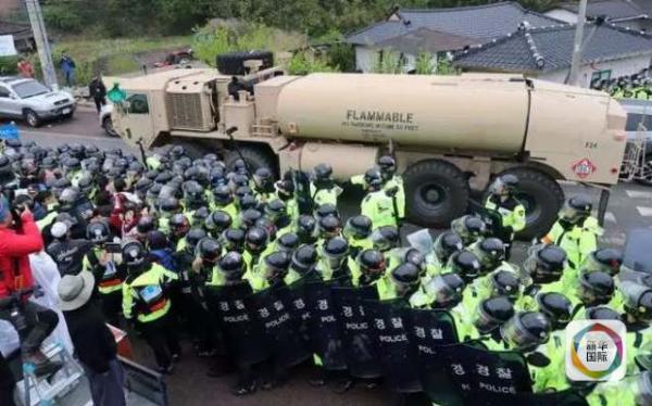 凌晨4時30分左右,駐韓美軍向“薩德”系統部署地星州高爾夫球場運送“薩德”相關裝備。約有20多輛卡車和軍用拖車進入星州高爾夫球場,其中裝有兩臺導彈發射架、X波段雷達及作戰指控中心等裝備。 凌晨4時30分左右,駐韓美軍向“薩德”系統部署地星州高爾夫球場運送“薩德”相關裝備。約有20多輛卡車和軍用拖車進入星州高爾夫球場,其中裝有兩臺導彈發射架、X波段雷達及作戰指控中心等裝備。