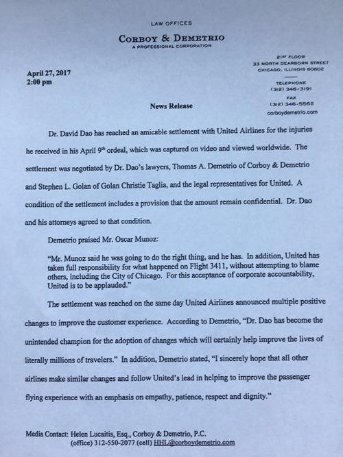 當(dāng)?shù)貢r(shí)間4月27日14點(diǎn)(北京時(shí)間28日凌晨3點(diǎn)),負(fù)責(zé)代理美聯(lián)航暴力拖拽乘客下飛機(jī)一案的律師德梅特里奧給包括央視記者在內(nèi)的媒體發(fā)來郵件,稱美聯(lián)航已與遭暴力拖拽下飛機(jī)的乘客David Dao達(dá)成和解協(xié)議。但作為條件之一,協(xié)議的具體內(nèi)容和涉及的金額保密。 當(dāng)?shù)貢r(shí)間4月27日14點(diǎn)(北京時(shí)間28日凌晨3點(diǎn)),負(fù)責(zé)代理美聯(lián)航暴力拖拽乘客下飛機(jī)一案的律師德梅特里奧給包括央視記者在內(nèi)的媒體發(fā)來郵件,稱美聯(lián)航已與遭暴力拖拽下飛機(jī)的乘客David Dao達(dá)成和解協(xié)議。但作為條件之一,協(xié)議的具體內(nèi)容和涉及的金額保密。